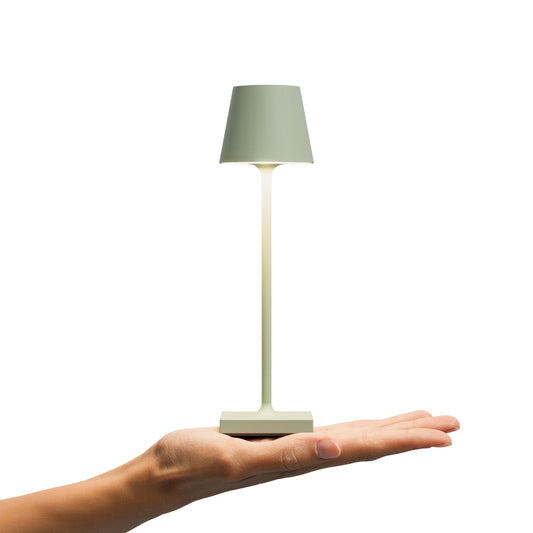 SIGOR Nuindie pocket - Dimmbare kleine LED Akku-Tischlampe Indoor & Outdoor, IP54 spritzwassergeschützt, Höhe 21 cm, aufladbar mit USB-C, 7 h Leuchtdauer, salbeigrün