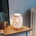 OuXean Einzigartiges schönes weißes Metallhohles Design E27 60W Tischlampe mit Kabelschalter, wenn das Licht durch die Lücken und Casts Bedside Lighting entkommt