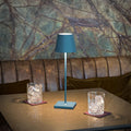 SIGOR Nuindie 2.0 - Dimmbare LED Akku-Tischlampe Indoor & Outdoor, IP54 spritzwassergeschützt, Höhe 38 cm, aufladbar mit USB-C, 12 h Leuchtdauer, delfinblau