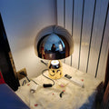 elegante-tischlampe-warmes-licht-LED-metall-glas-wohnzimmer-xlumina9