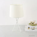 minimalistische-tischlampe-mit-stoffschirm-modern-elegant-nachtlicht-xlumina