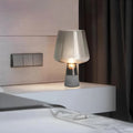 leimu-amber-tischlampe-glas-betonbasis-modern-dekoration-xlumina
