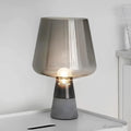 leimu-amber-tischlampe-glas-betonbasis-modern-dekoration-xlumina