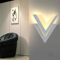 lumiled-v-form-led-wandlampe-minimalistisch-modern-energiesparend-schwarz-weiss-xlumina6