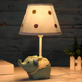 luminelephant-tischlampe-mit-blumenmuster-und-elefantenbasis-mehrfarbig-handgefertigt-wohnzimmer-beleuchtung-xlumina3
