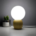 lumiorb-nachttischlampe-holzfuß-rund-design-led-beleuchtung-warmes-licht-xlumina