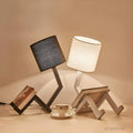 nordiclight-skandinavische-tischleuchte-mit-integrierter-buecherablage-holz-metall-design-wohnzimmer-buero-xlumina4