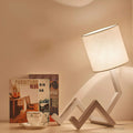 nordiclight-skandinavische-tischleuchte-mit-integrierter-buecherablage-holz-metall-design-wohnzimmer-buero-xlumina3