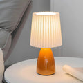 pleatedlight-dimmbarer-tischlampe-glasbasis-gefalteter-stoffschirm-usb-anschluss-elegant-design-xlumina9