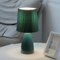 pleatedlight-dimmbarer-tischlampe-glasbasis-gefalteter-stoffschirm-usb-anschluss-elegant-design-xlumina7