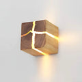 SolidWoodCube-Wandleuchte-Handgefertigte-LED-Wandlampe-aus-Massivholz-xlumina