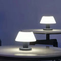 suncharge-solar-tischlampe-schwarz-weiss-grau-wetterfest-led-outdoor-xlumina