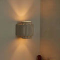 vintage-zylindrische-resin-wandlampe-weiss-design-lampe-xlumina3